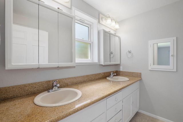 1089 Brookdale Avenue, Medford, OR 97504