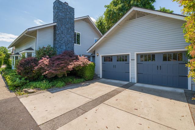 1089 Brookdale Avenue, Medford, OR 97504