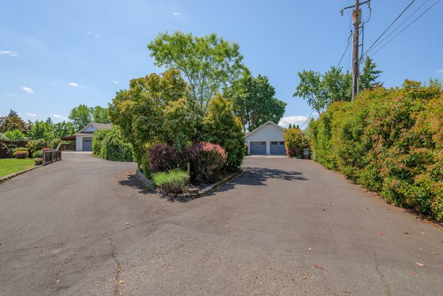 1089 Brookdale Avenue, Medford, OR 97504