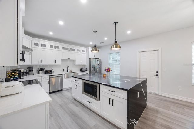 914 E NORTH BAY STREET, Tampa, FL 33603