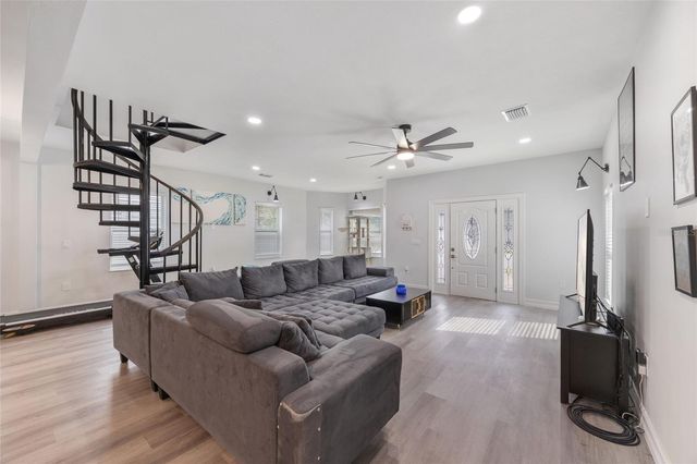 914 E NORTH BAY STREET, Tampa, FL 33603