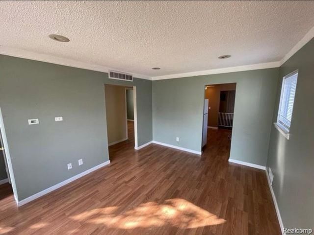 47 E Barrett Avenue, Madison Heights, MI 48071