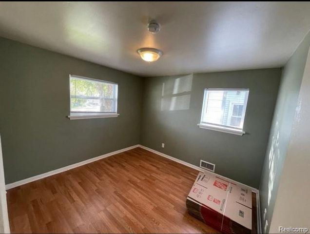 47 E Barrett Avenue, Madison Heights, MI 48071