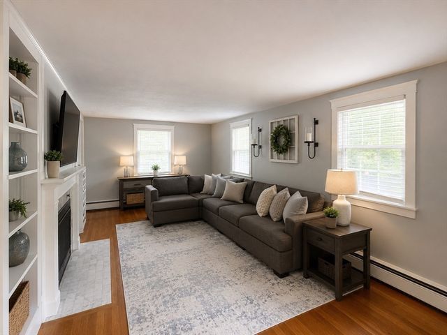 28 Park St, Wrentham, MA 02093