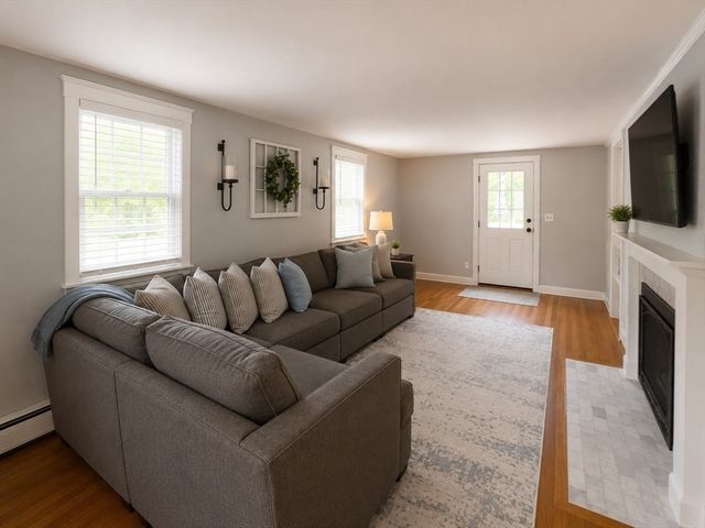 28 Park St, Wrentham, MA 02093