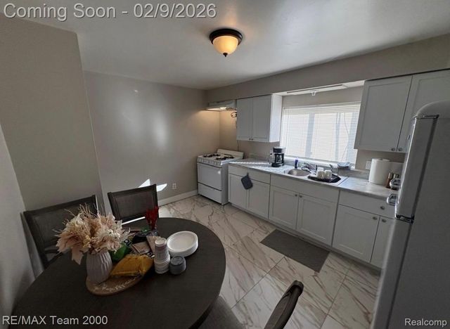 6431 Centralia Street, Dearborn Heights, MI 48127