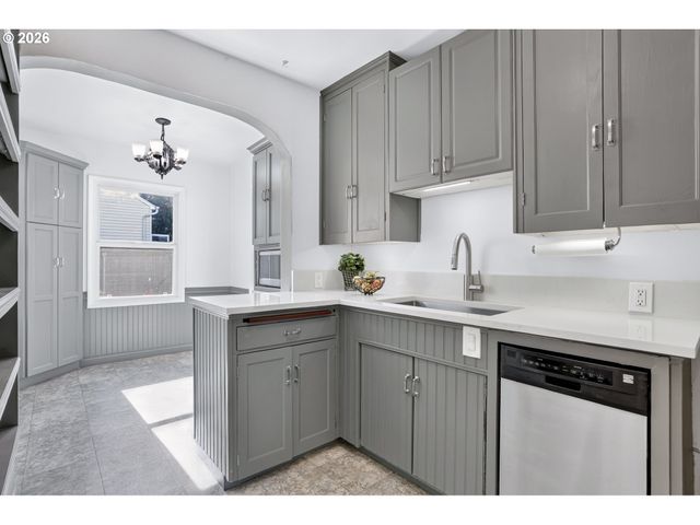 11244 Ne SKIDMORE St, Portland, OR 97220