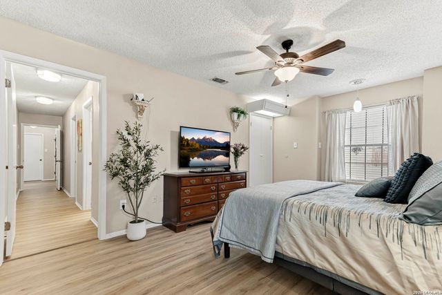 9301 Windboro Dr, Windcrest, TX 78239