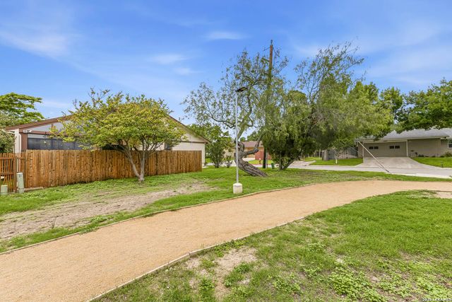 9301 Windboro Dr, Windcrest, TX 78239