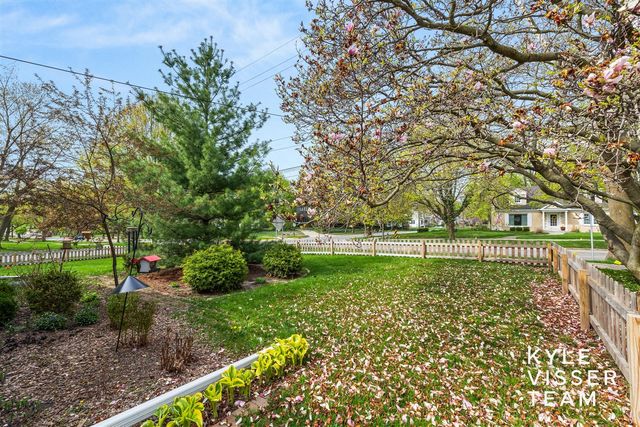 2405 Oakwood Drive, East Grand Rapids, MI 49506