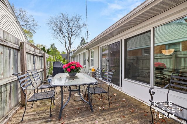 2405 Oakwood Drive, East Grand Rapids, MI 49506
