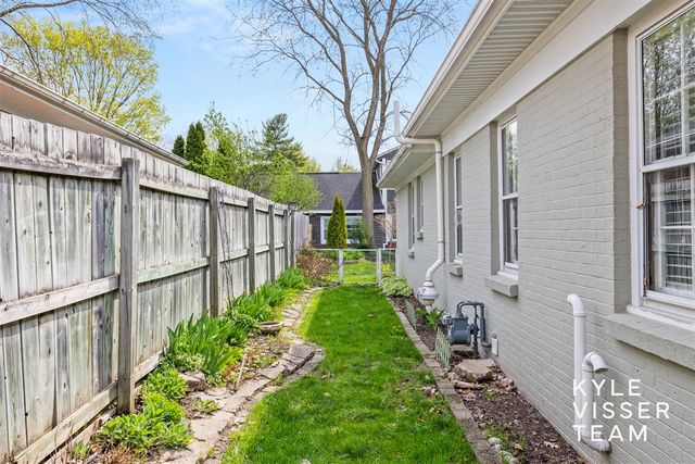 2405 Oakwood Drive, East Grand Rapids, MI 49506