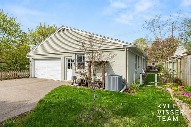 2405 Oakwood Drive, East Grand Rapids, MI 49506