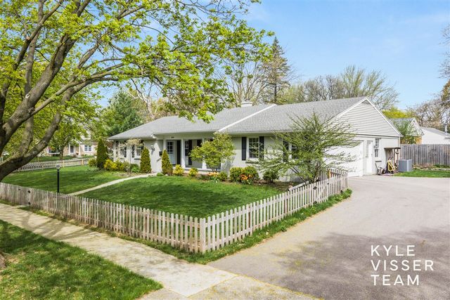 2405 Oakwood Drive, East Grand Rapids, MI 49506