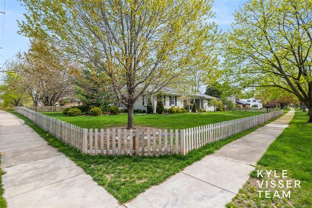 2405 Oakwood Drive, East Grand Rapids, MI 49506