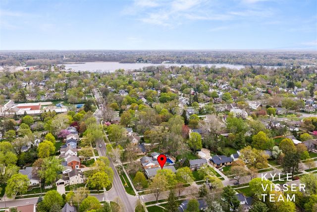 2405 Oakwood Drive, East Grand Rapids, MI 49506