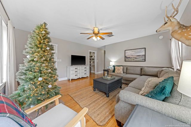 210 N Acorn, Fredericksburg, TX 78624