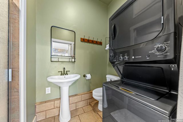 210 N Acorn, Fredericksburg, TX 78624