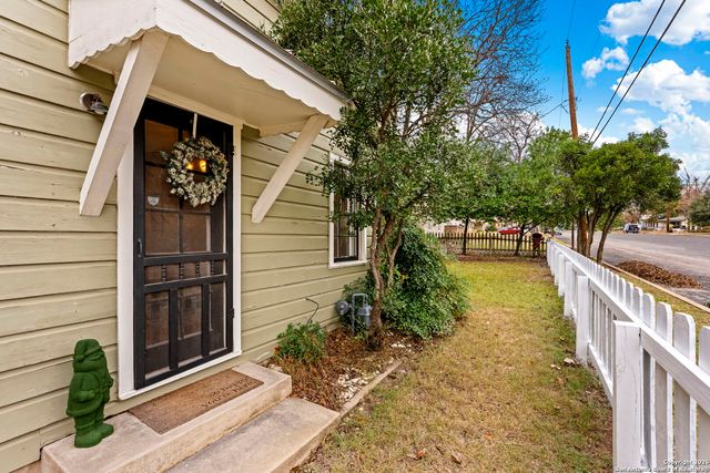 210 N Acorn, Fredericksburg, TX 78624