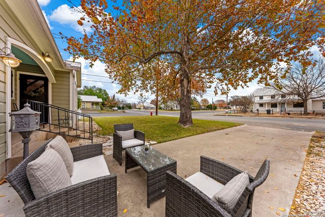 210 N Acorn, Fredericksburg, TX 78624