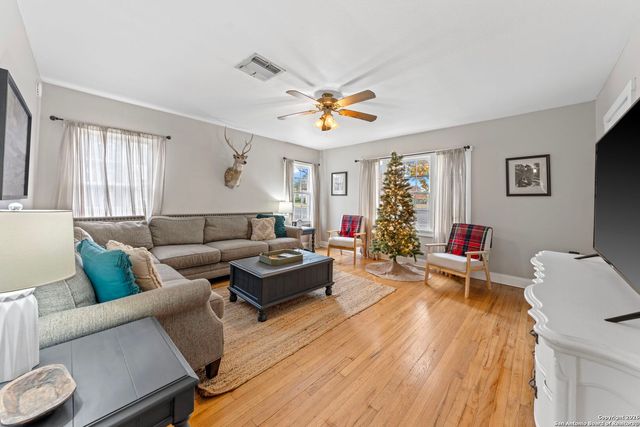 210 N Acorn, Fredericksburg, TX 78624