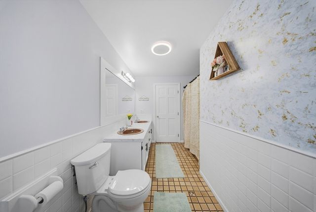 3 Oxyoke Dr, Methuen, MA 01844