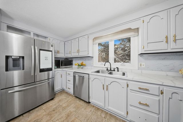 3 Oxyoke Dr, Methuen, MA 01844