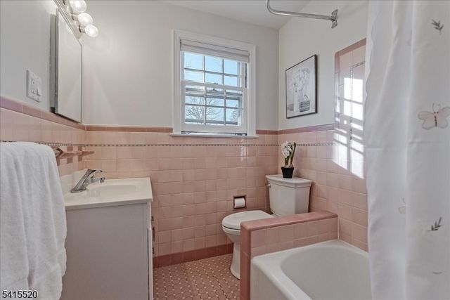 241 Evergreen Ct, Mountainside Boro, NJ 07092