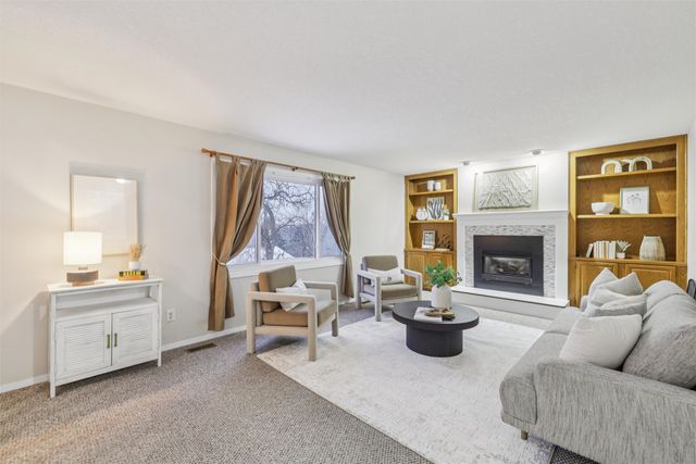 8833 Luin Drive, Clive, IA 50325