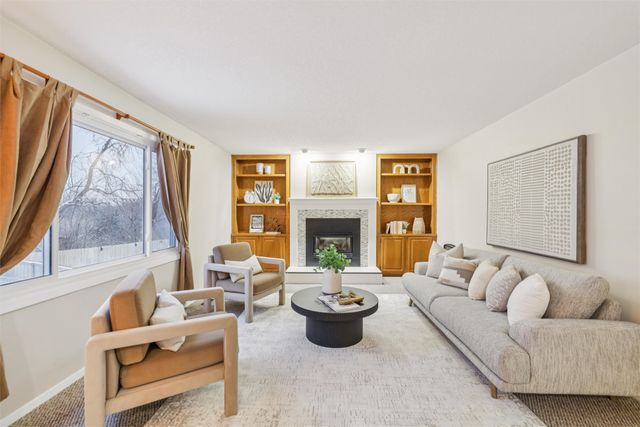 8833 Luin Drive, Clive, IA 50325