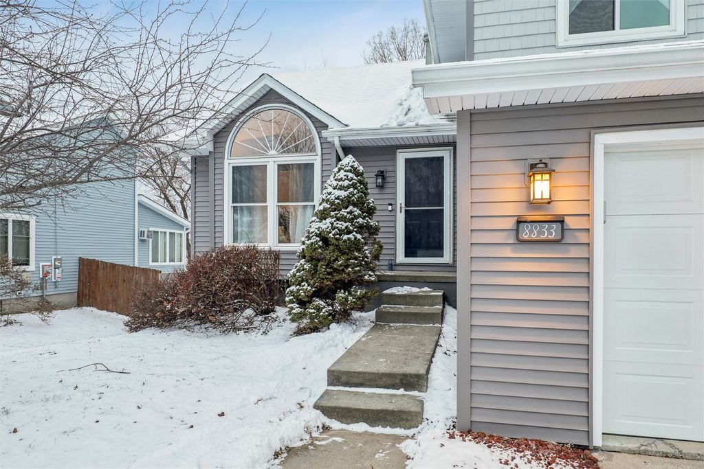 8833 Luin Drive, Clive, IA 50325