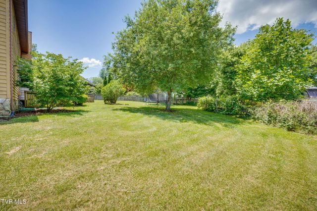 2015 Ridgefield Road, Johnson City, TN 37601