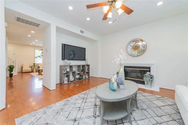 25 Washington, Irvine, CA 92606