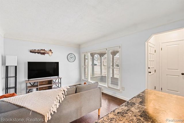 22033 Alger Street, Saint Clair Shores, MI 48080