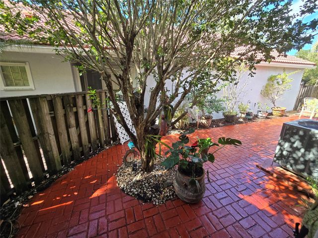 10061 NW 2nd Street, Plantation, FL 33324