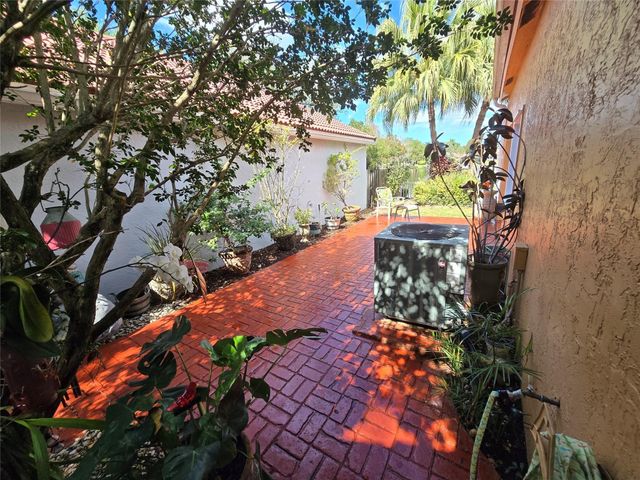 10061 NW 2nd Street, Plantation, FL 33324