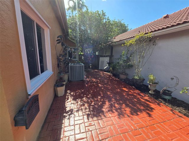 10061 NW 2nd Street, Plantation, FL 33324