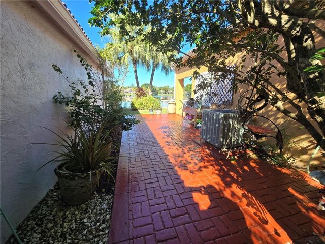 10061 NW 2nd Street, Plantation, FL 33324