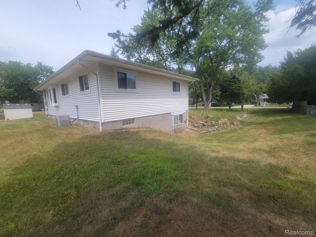 655 Reynolds Drive, Waterford Charter Township, MI 48328