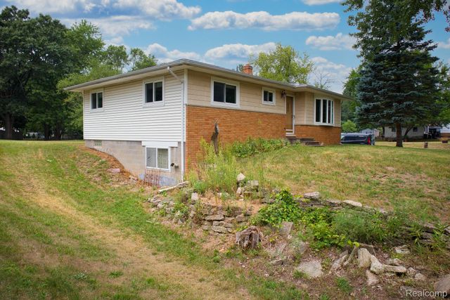 655 Reynolds Drive, Waterford Charter Township, MI 48328