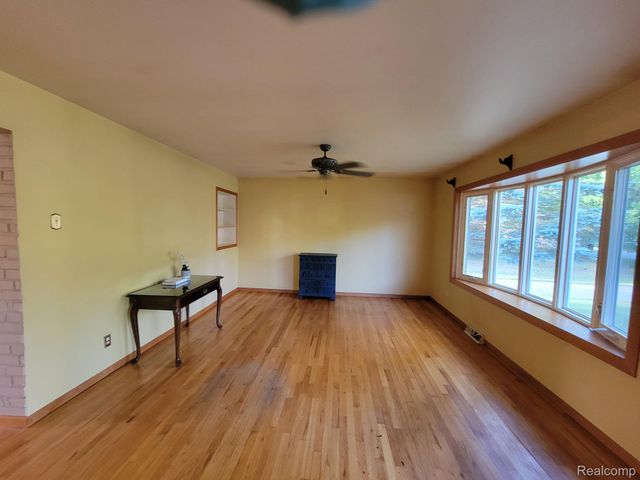 655 Reynolds Drive, Waterford Charter Township, MI 48328