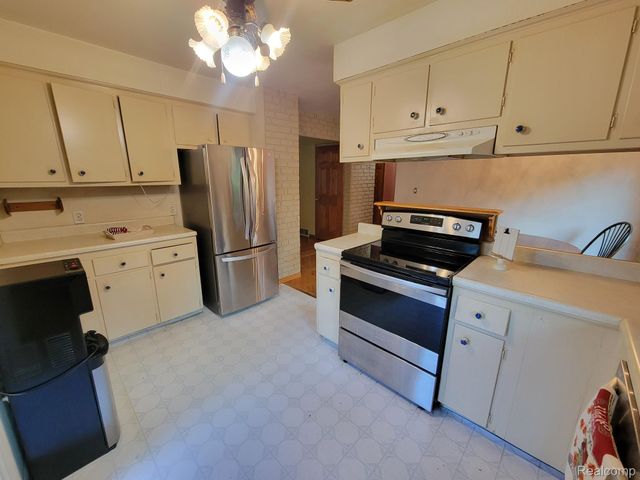 655 Reynolds Drive, Waterford Charter Township, MI 48328