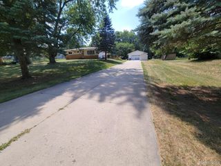 655 Reynolds Drive, Waterford Charter Township, MI 48328