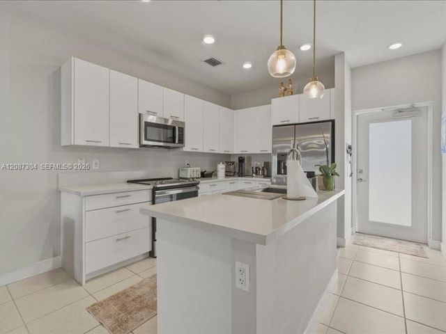 8201 NW 41st Street D-205, Doral, FL 33166