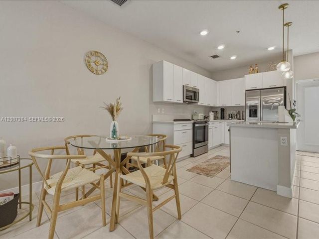 8201 NW 41st Street D-205, Doral, FL 33166