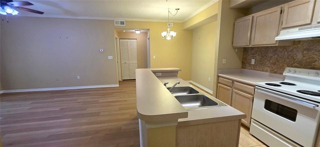 5618 PINNACLE HEIGHTS CIRCLE 211, Tampa, FL 33624