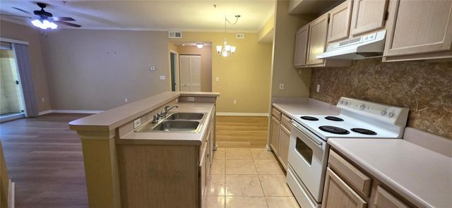 5618 PINNACLE HEIGHTS CIRCLE 211, Tampa, FL 33624