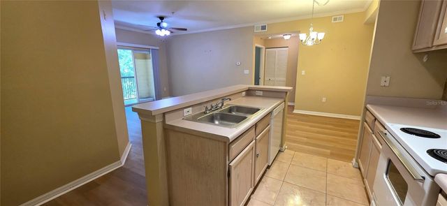5618 PINNACLE HEIGHTS CIRCLE 211, Tampa, FL 33624