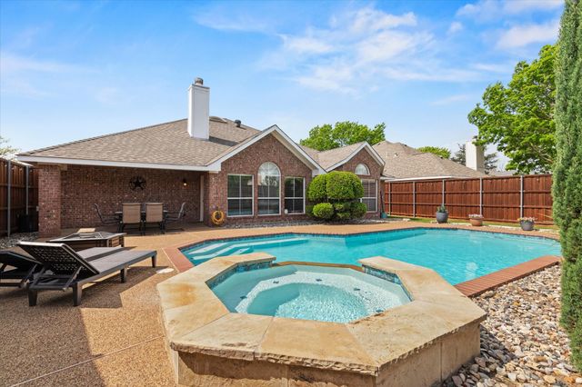 8801 Watersway Drive, Rowlett, TX 75088
