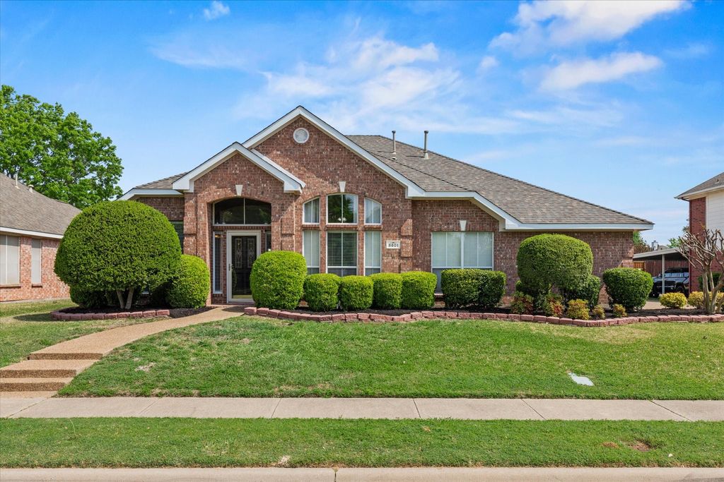 8801 Watersway Drive, Rowlett, TX 75088